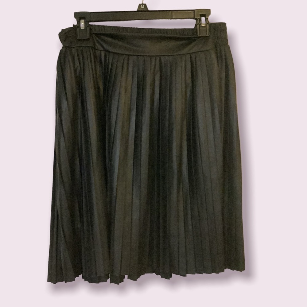 NWT Torrid Faux Leather  Pleated skirt, Size 3
